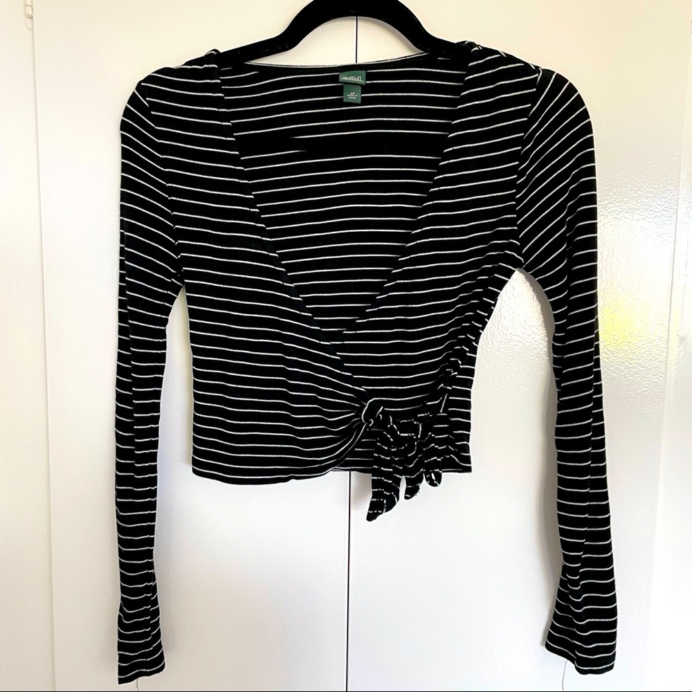Wild Fable women’s long sleeve black and white stripped wrap cropped top size XS
